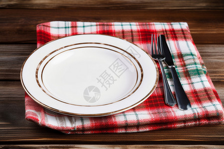 桌布上的餐具背景图片