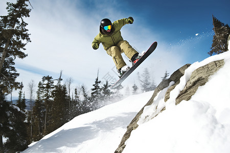 雪山中的单板滑雪者图片
