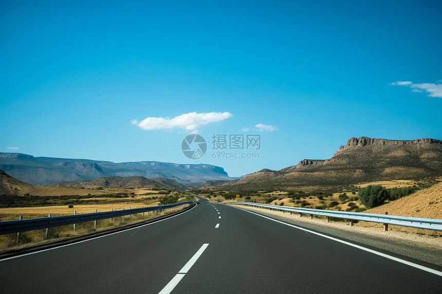 夏季沙漠中的公路景观图片