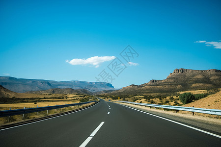 夏季沙漠中的公路景观图片