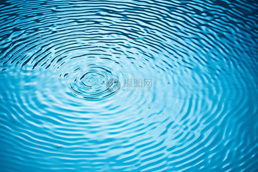 水滴滴落水面的波纹图片