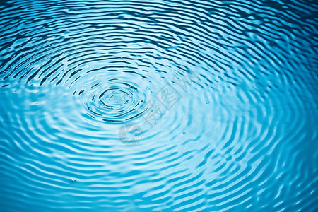 水滴滴落水面的波纹图片
