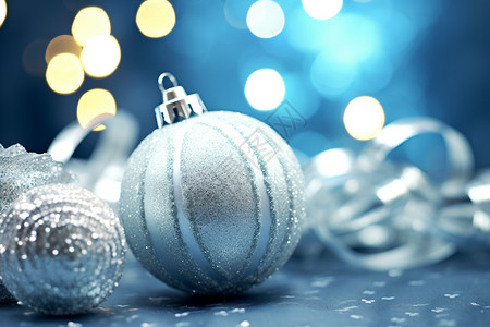 银色的圣诞树装饰球背景图片