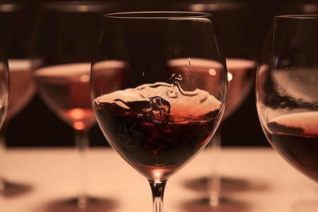 新鲜酿造的红酒高清图片