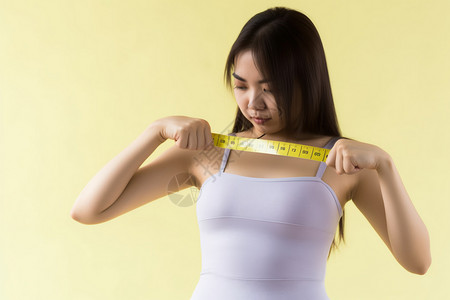 人体测量在测量身体指标的女孩背景