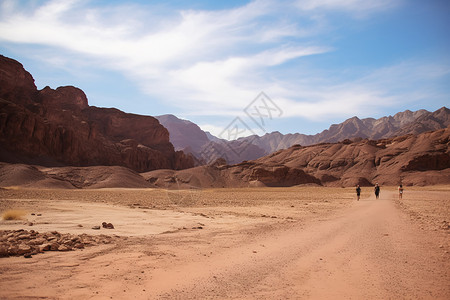 夏天沙漠的徒步旅行图片