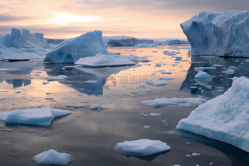 夕阳照耀下的冰川图片