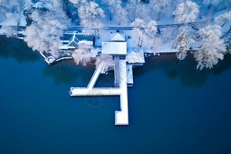 航拍冬季公园雪景高清图片