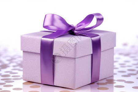 紫色丝带和紫色礼盒图片