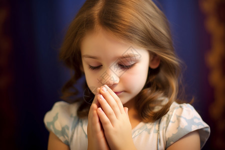 双手祈祷的外国小女孩图片