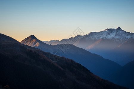 清冷的山间风景图片