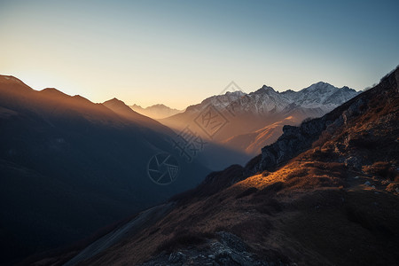 清晨的山间风景图片