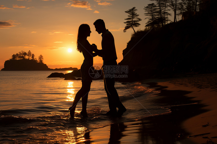 日落时分在海滩上的恋人图片