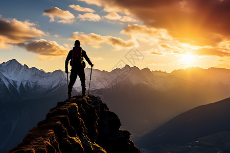 日出时山顶的登山男子图片