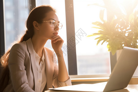 独立思考的女性商人高清图片