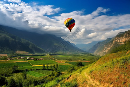 山脉中飞翔的热气球图片