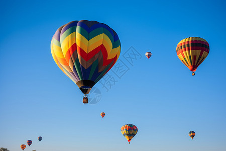 户外狂欢节的热气球背景图片
