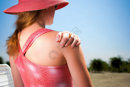 紫外线波长在太阳底下晒的女士背景