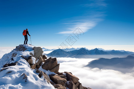 清晨雪山中登顶的男子图片