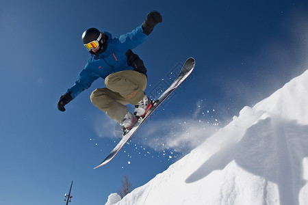 跳跃的滑雪者高清图片