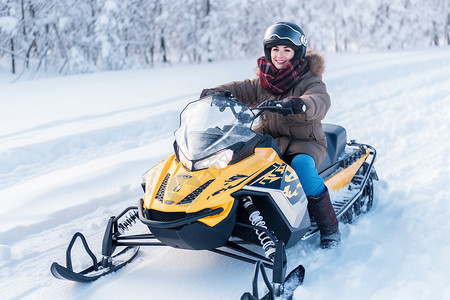 冬天森林骑行雪地摩托的女子图片