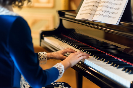 优雅弹钢琴的女人图片