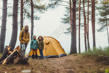 秋天森林露营的一家人图片