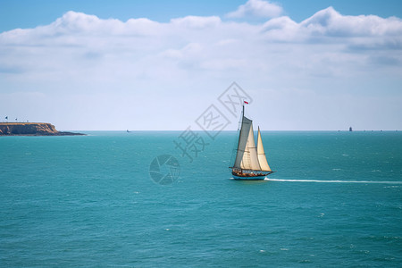 夏季海洋中航行的小船背景图片