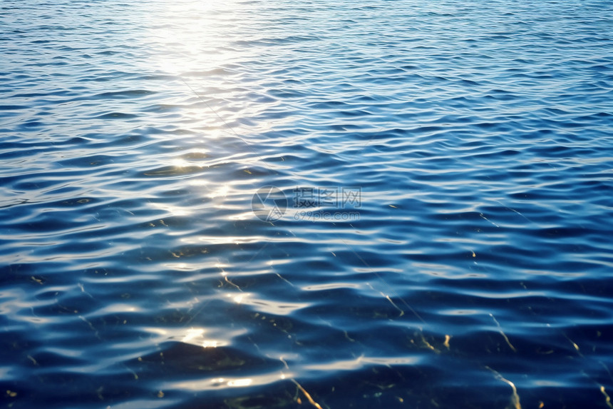 太阳照射在湖面上图片