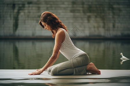 呼吸锻炼女子在别墅水池边瑜伽冥想背景