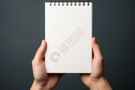 白色笔记本子样式双手捧着笔记本背景