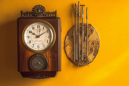 墙壁上复古的时钟图片