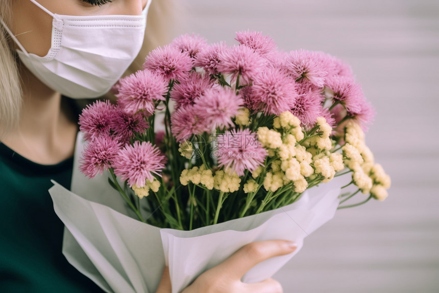 女人手中的鲜花图片