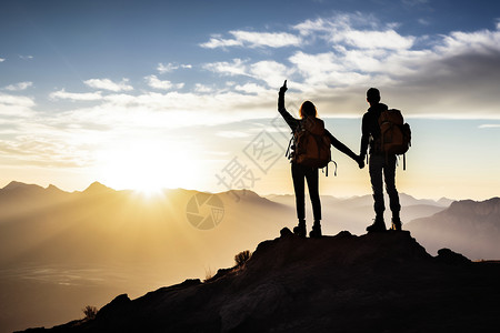 冒险团队夫妇攀登登山背景图片