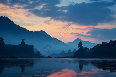 夏天山间湖泊的美丽景观背景图片