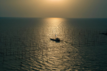 清晨捕鱼的渔船图片