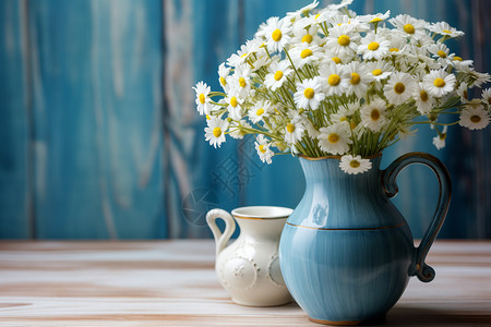 蓝色花瓶中的花束背景图片