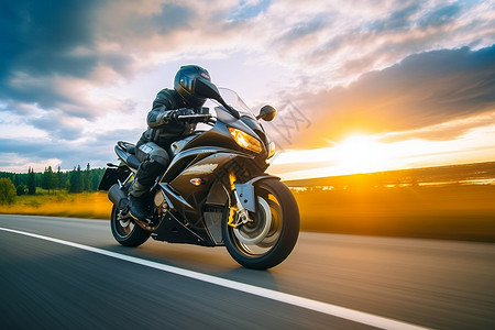 夕阳下的的摩托骑手高清图片