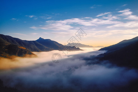 夏季日出山间的云海景观图片