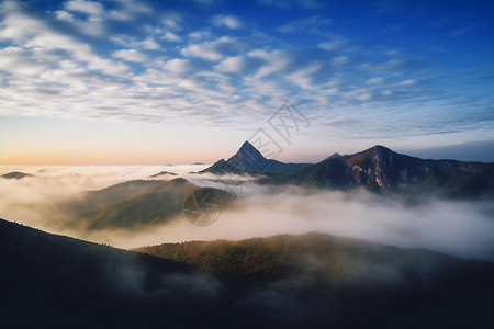 薄雾笼罩的山间景观图片