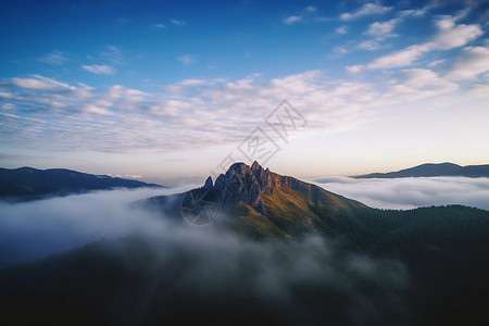 日出山间的云海景观背景图片