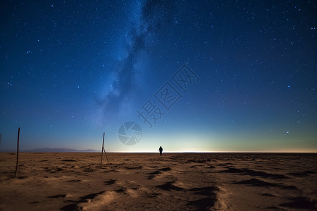 夜晚沙漠里探索的人图片