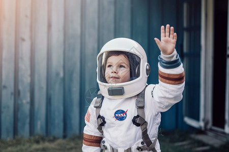 穿宇航员制服的外国小男孩背景图片