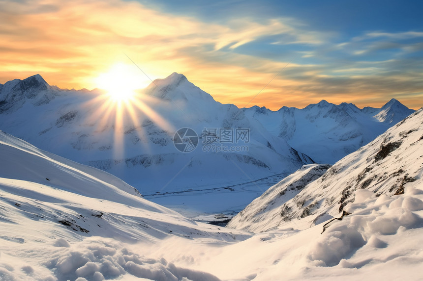 日出时雪山的美丽景观图片