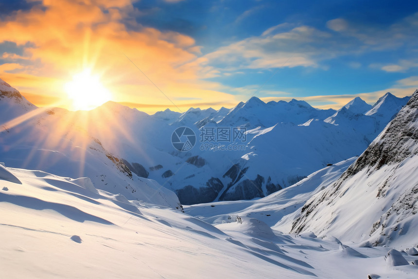 徒步旅行的雪山景观图片