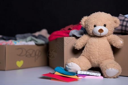 衣服捐赠泰迪熊和盒子背景
