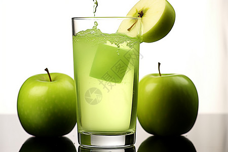 绿色的青苹果和杯中的液体图片