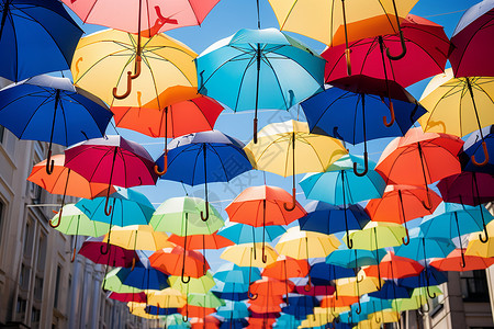 城市上空的多色伞高清图片