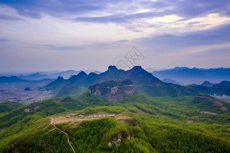 起伏的山脉背景图片