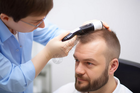 种植头发正在进行头皮护理的男人背景